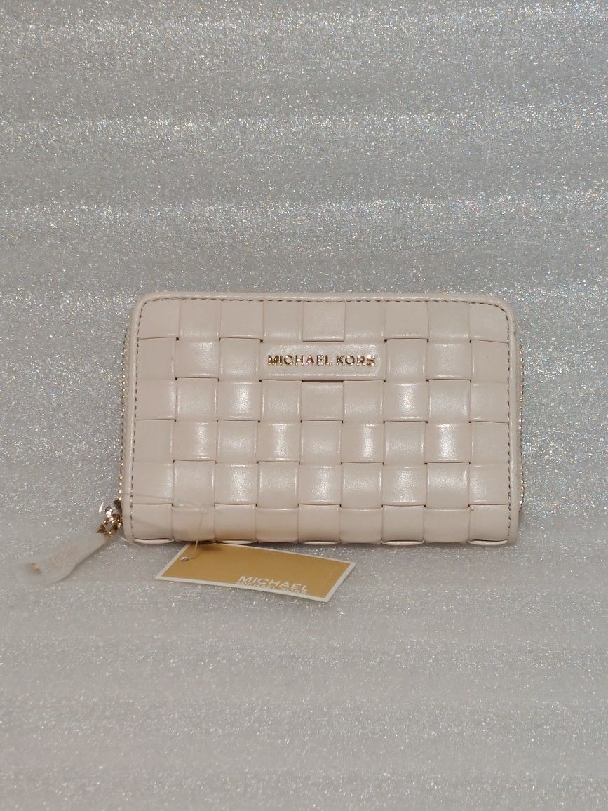 Michael Kors Wallet. Beige Gold. New With Tags. Authentic