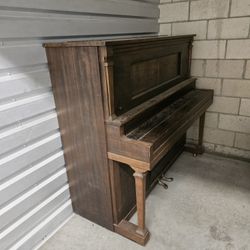 Stroud Vintage Upright Piano FREE