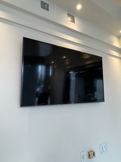  51 in. Samsung flatscreen TV with wall mount included 