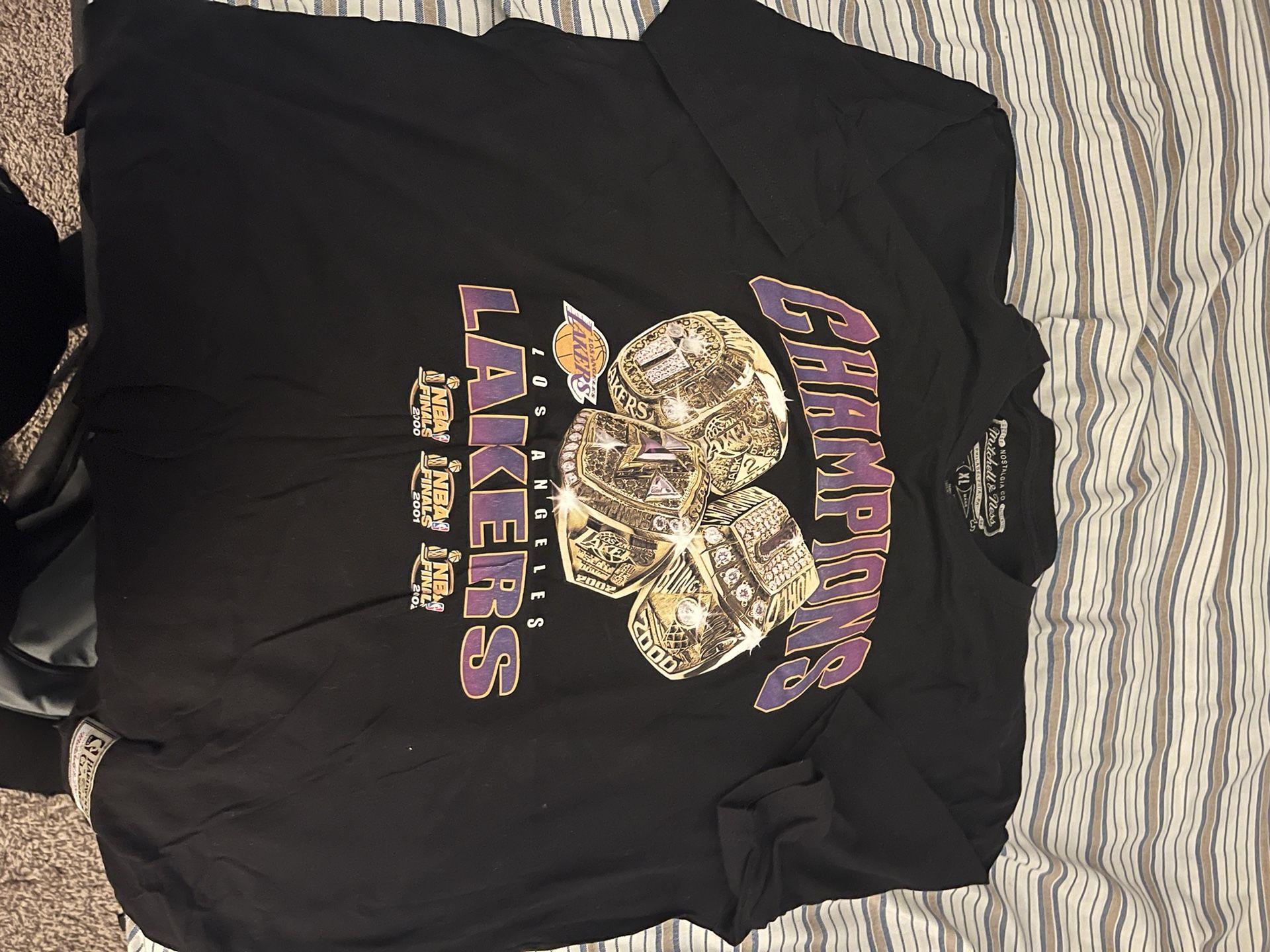 Lakers shirt size XL