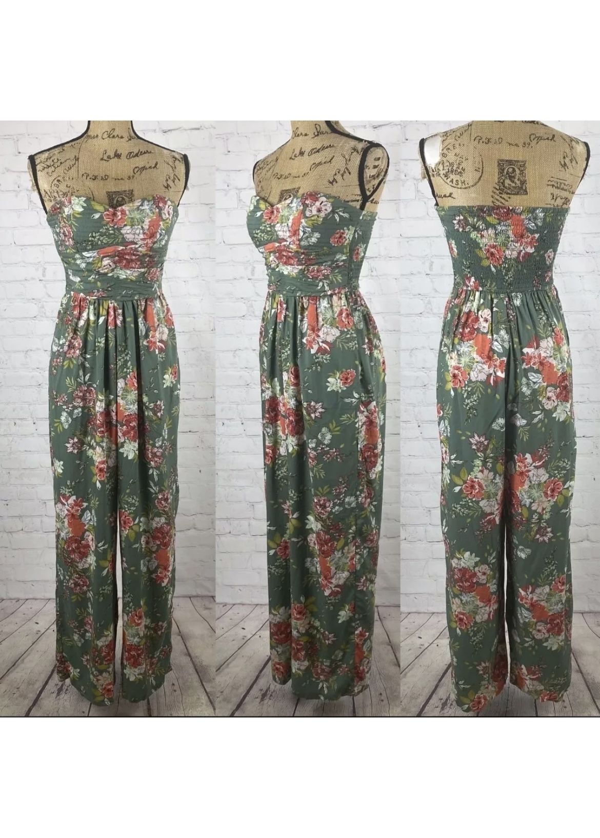 STRAPLESS GREEN FLOWER 🌺 JUMPSUIT SIZE MEDIUM