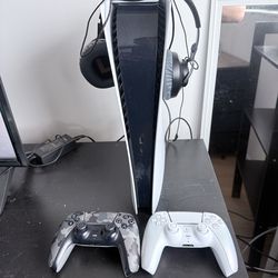 Ps5 digital with 2 controllers and ps5 streaming camera