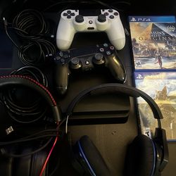 PS4 w/ 2 controllers