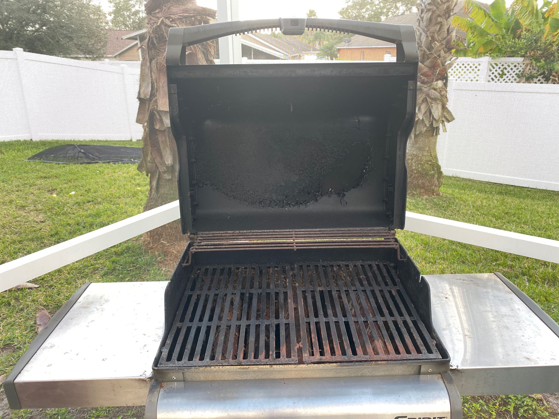 er Spirit E310 grill with cover and tank for Sale in Land O Lakes, FL OfferUp