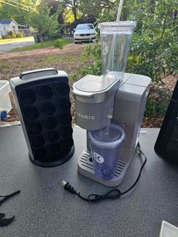 Keurig iced or hot coffee maker with 2 cups and kcup spinner. Make offer.