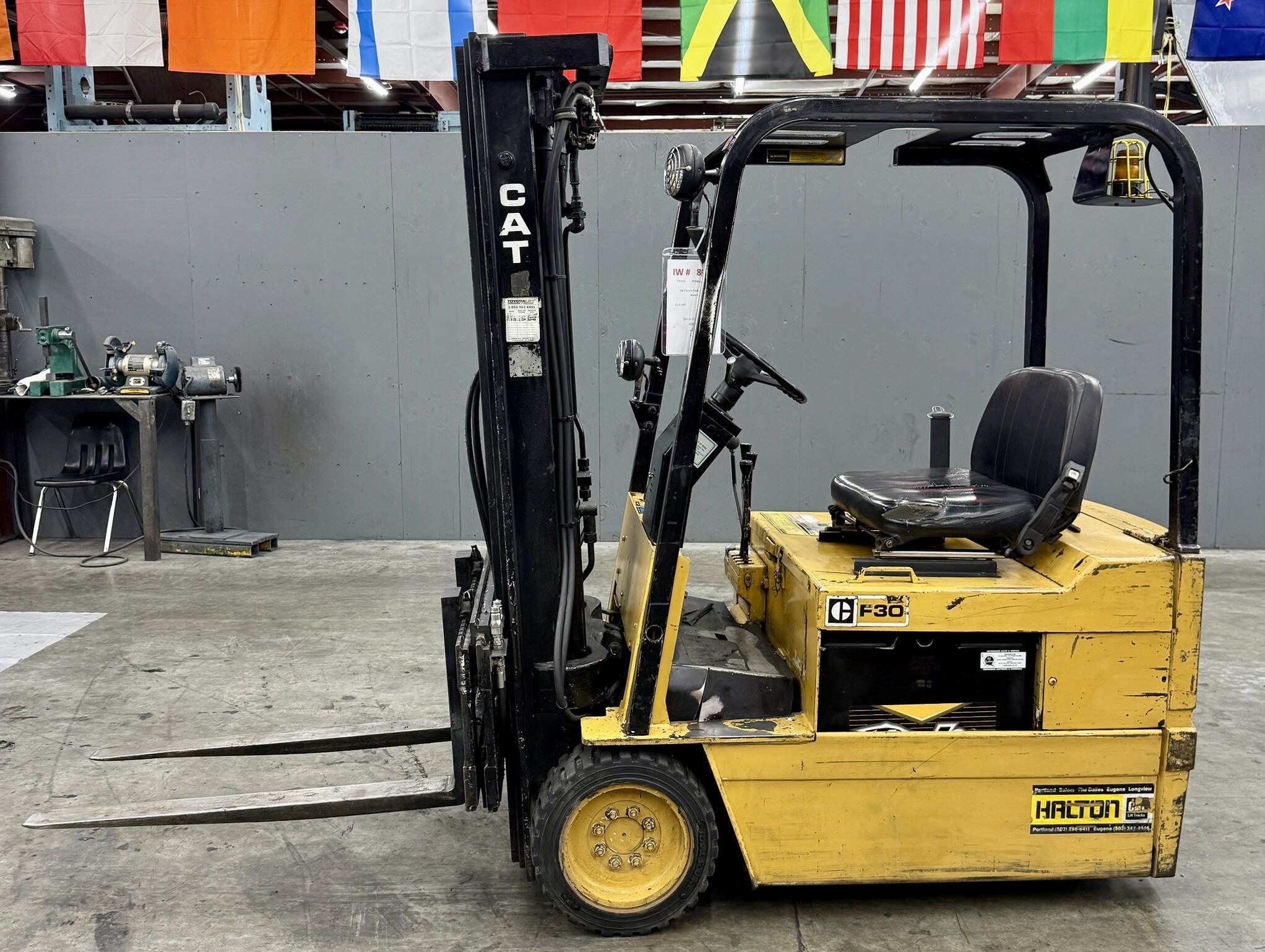 Caterpillar F30 Fork/Clamp Truck