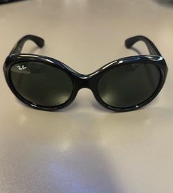 Ray-Ban RB4191 601/71 Black Oversized Sunglasses - Made in Italy Product Overview: Up for sale is a classic pair of authentic Ray-Ban RB4191 sunglasse