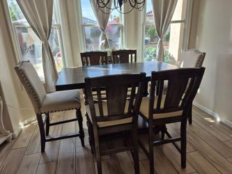 Beautiful Set High Table With 6 chairs Exelent Condition