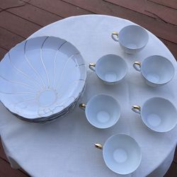 A Set of 6 Matching Vintage china Plates & Tea Cup