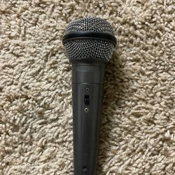REALISTIC Highball Unidirectional Dynamic Microphone 33-984B