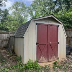 Free shed (must remove/haul)