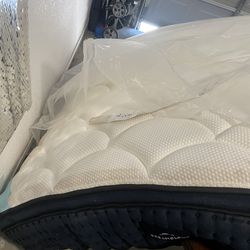 Unused new dream cloud king sized mattress