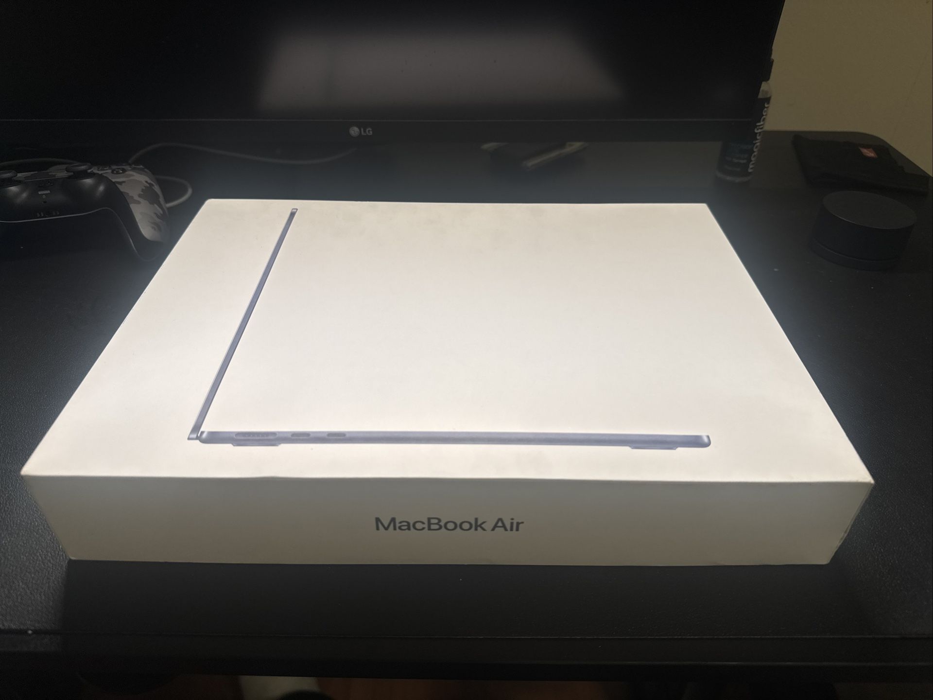 Apple 2025 MacBook Air M4 13-inch NEW IN BOX - 16GB RAM 256GB SSD - Midnight