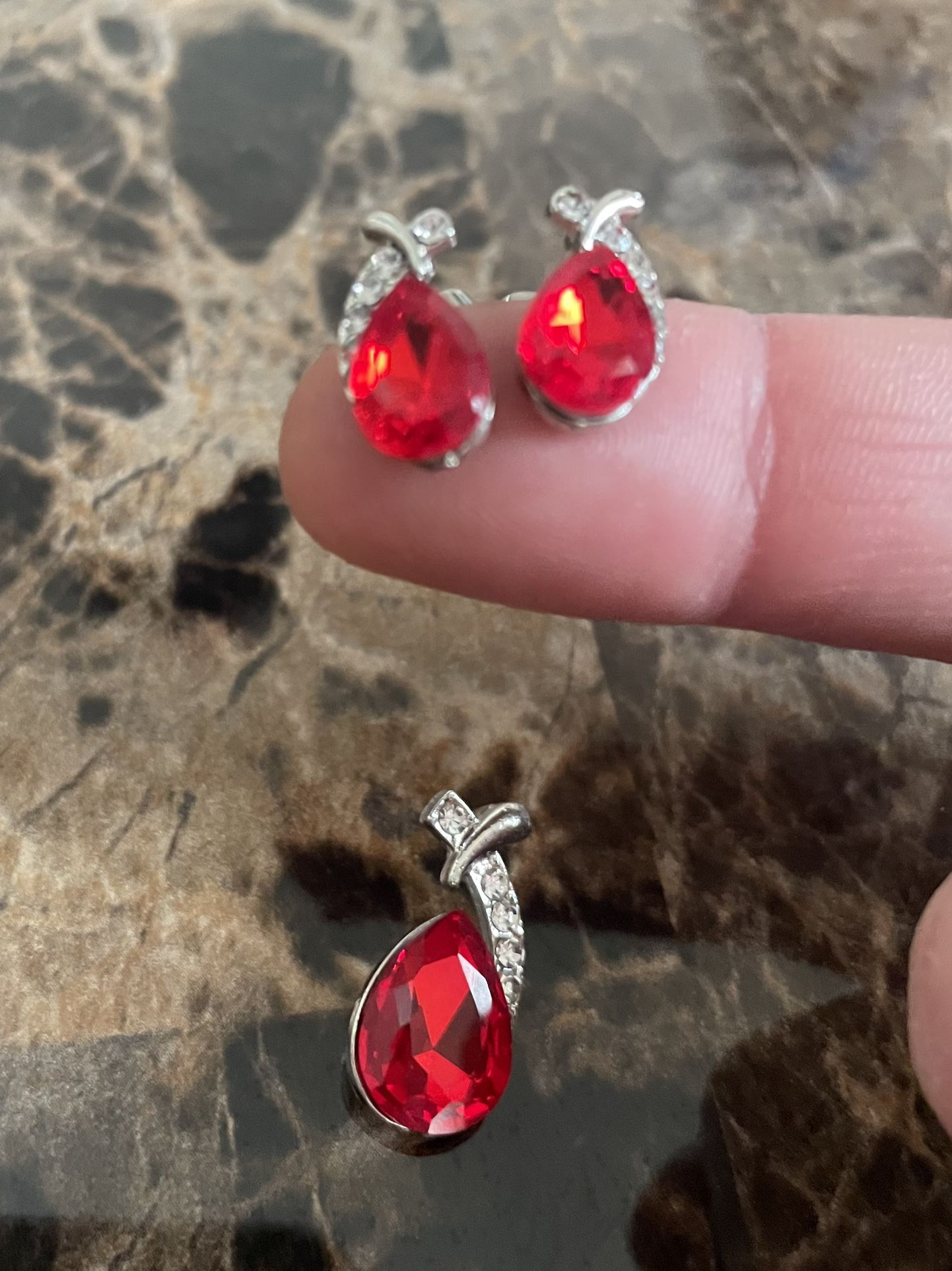 NEW Red Pendant And Earrings 