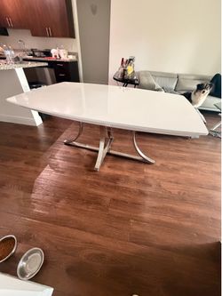 White Dining table