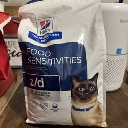 Hill's Prescription Diet z/d Skin & Food Sensitivities Hydrolyzed Chicken Flavor Dry Cat Food, 8.5-lb bag