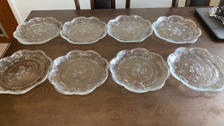 SET OF 8 MATCHING PLATES