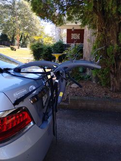Like New Saris 805 Bones Gray 2-Bike Trunk Rack Bicycle
 Little use, looks like new.
 Saris Bones EX trunk bike rack- holds 2 bikes.
