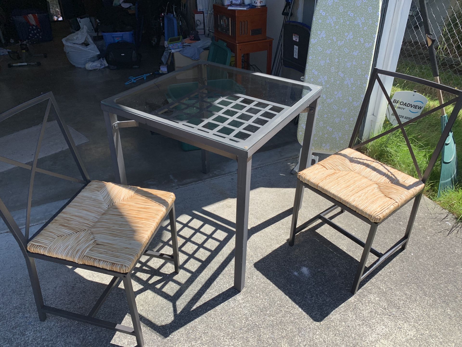 Table with 2 chairs