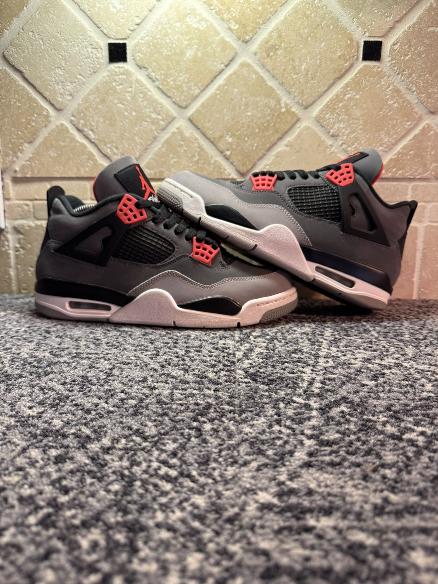 -Jordan 4 “Infrared” -Size 8.5M -Barely used -All stars ✨