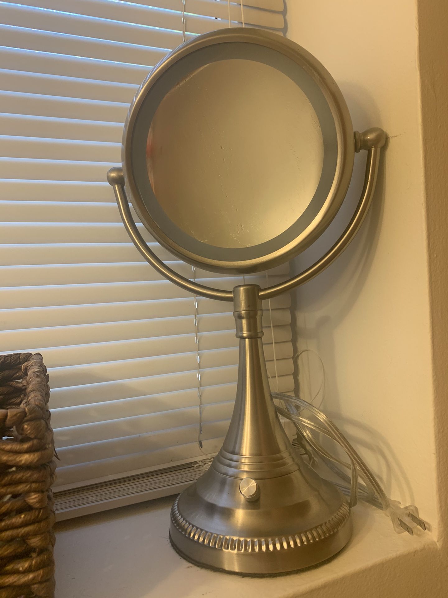 Magnifying beauty mirror