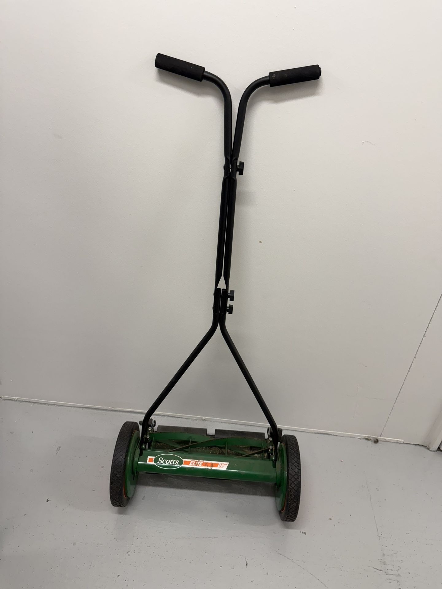 Scott’s Elite Reel Lawn Mower