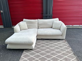 Sectional Couch!! Valyou !! Delivery Available 🚚!! Dimensions: 88” Length x 31” Height x 39” Depth ( 67” Depth Chaise)