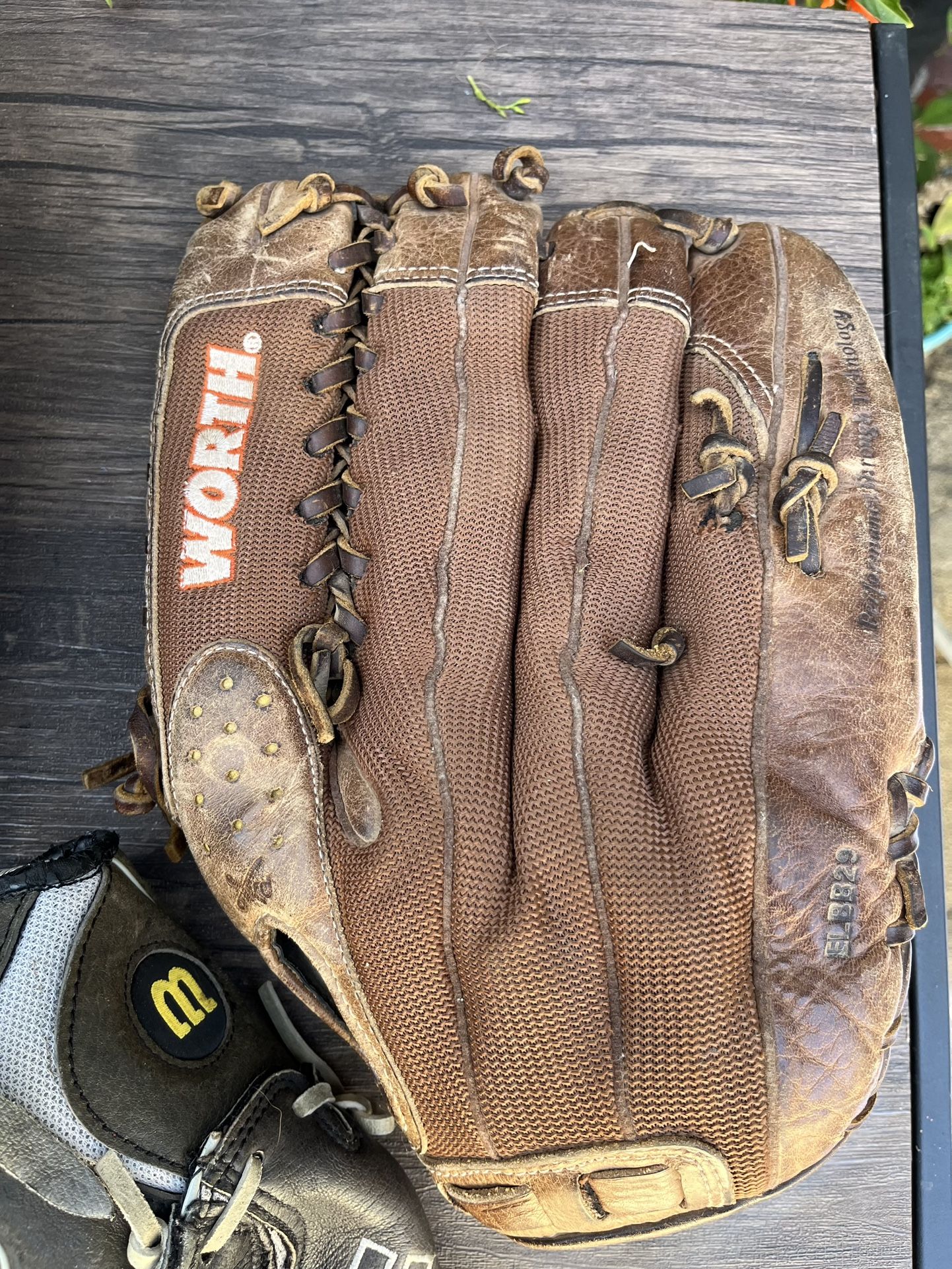 WORTH SOFTBALL GLOVE