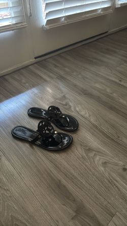 Tory Burch Miller patent leather thong sandal in black