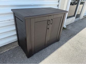 Delivery Available! Rubbermaid Patio Chic 123 Gal. Resin Basket Weave Patio Cabinet Storage Deck Box in Brown. Lockable. Great condition. Retails $224
