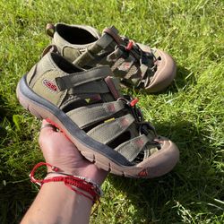 Keen Newport H2 Youth Kids Size 4 Olive Orange Waterproof Hiking Sandals 1025073. 