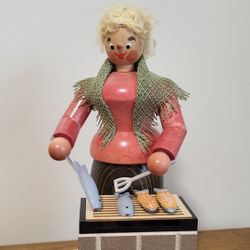 Erzgebirge- smoker (woman griller)