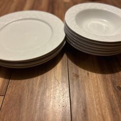 Oneida Picnic Set Embossed Lattice E Work On Rim 