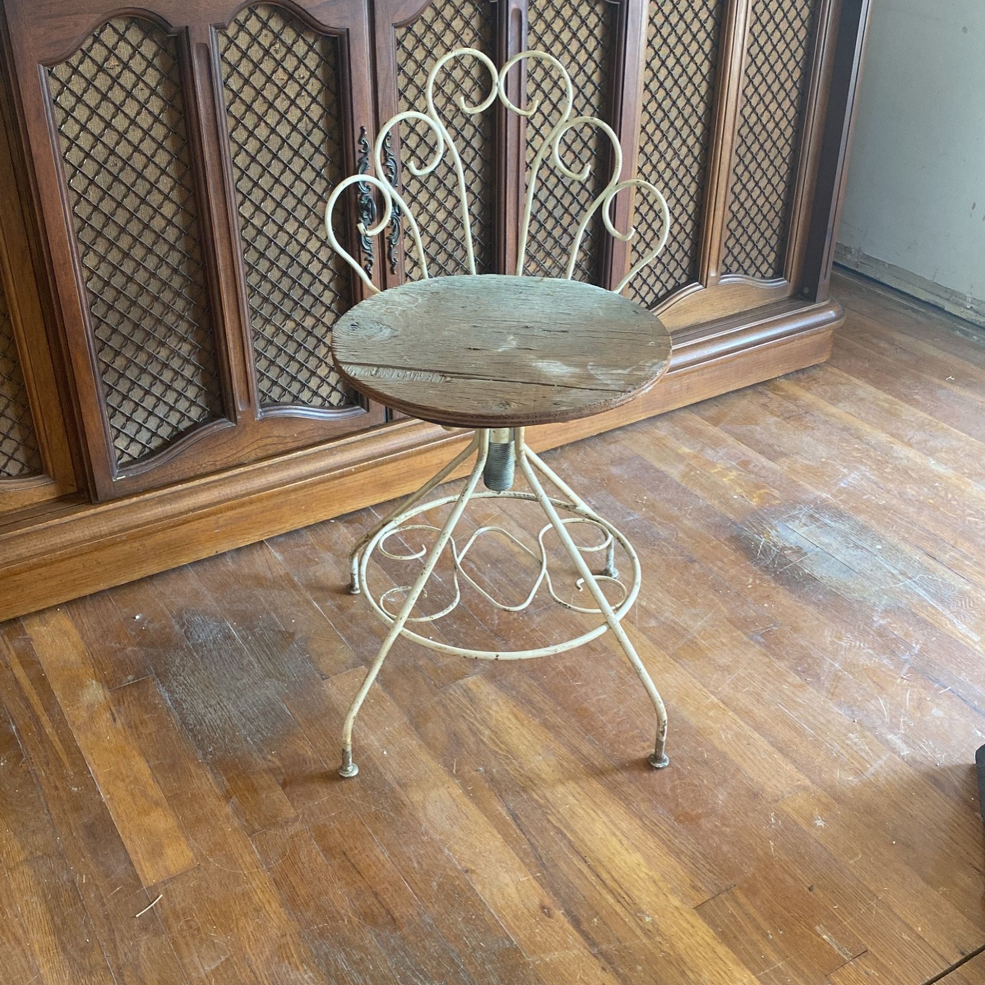 Vintage/antique adjustable vanity chair