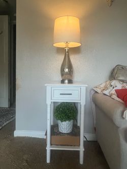 Barely used-2 side tables with charging port and two lamps