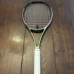 Wilson Blade V8 18x20 (4-3/8 Grip)