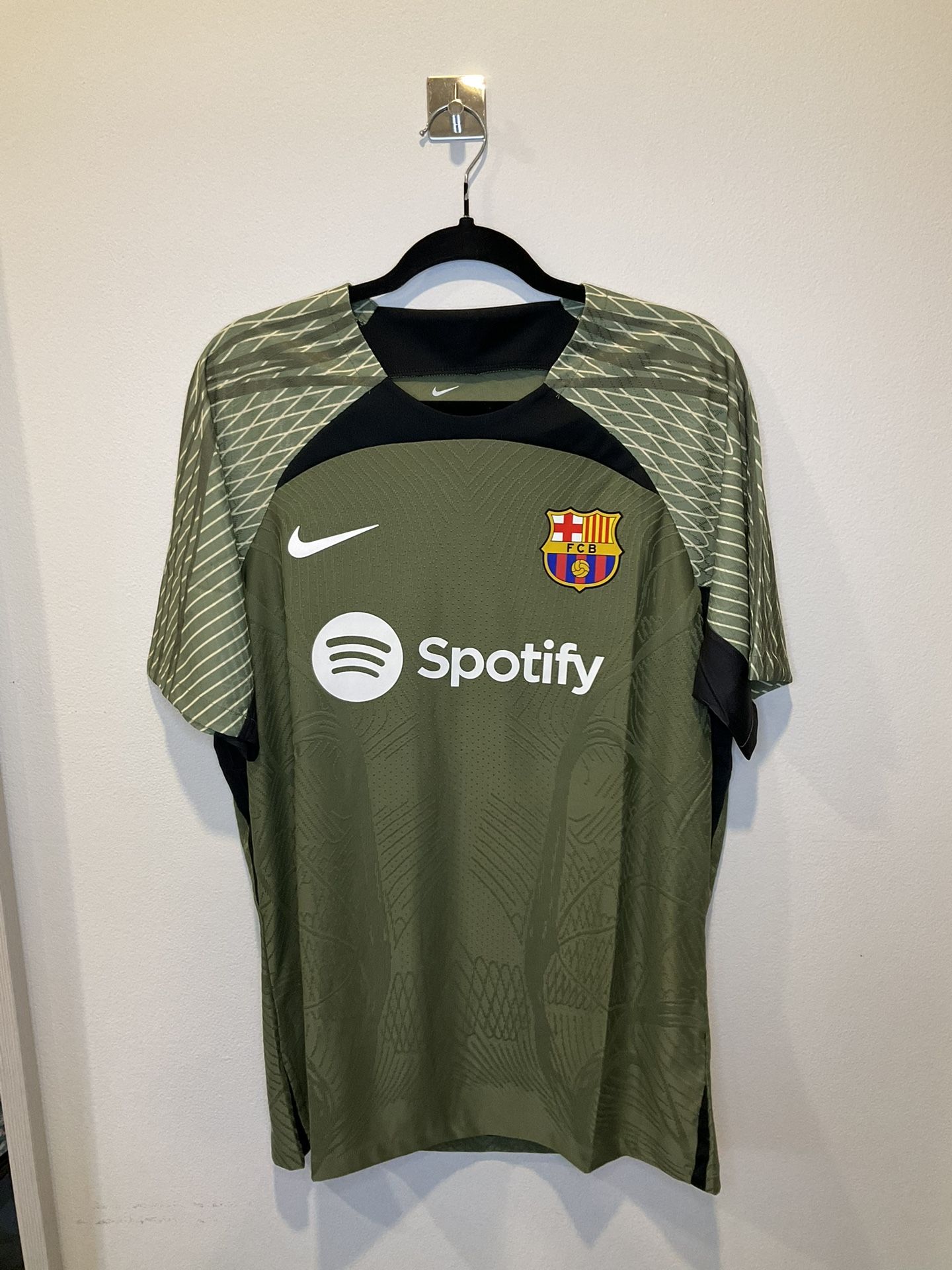 BARCELONA TRAINER JERSEY