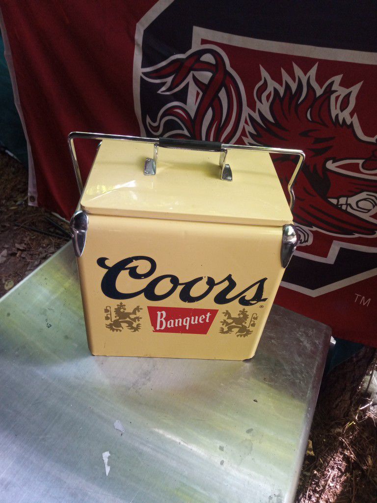 Coors Banquet 18 Can Retro Ice Chest with Bottle Opener (14 Quarts/13 Liters)
