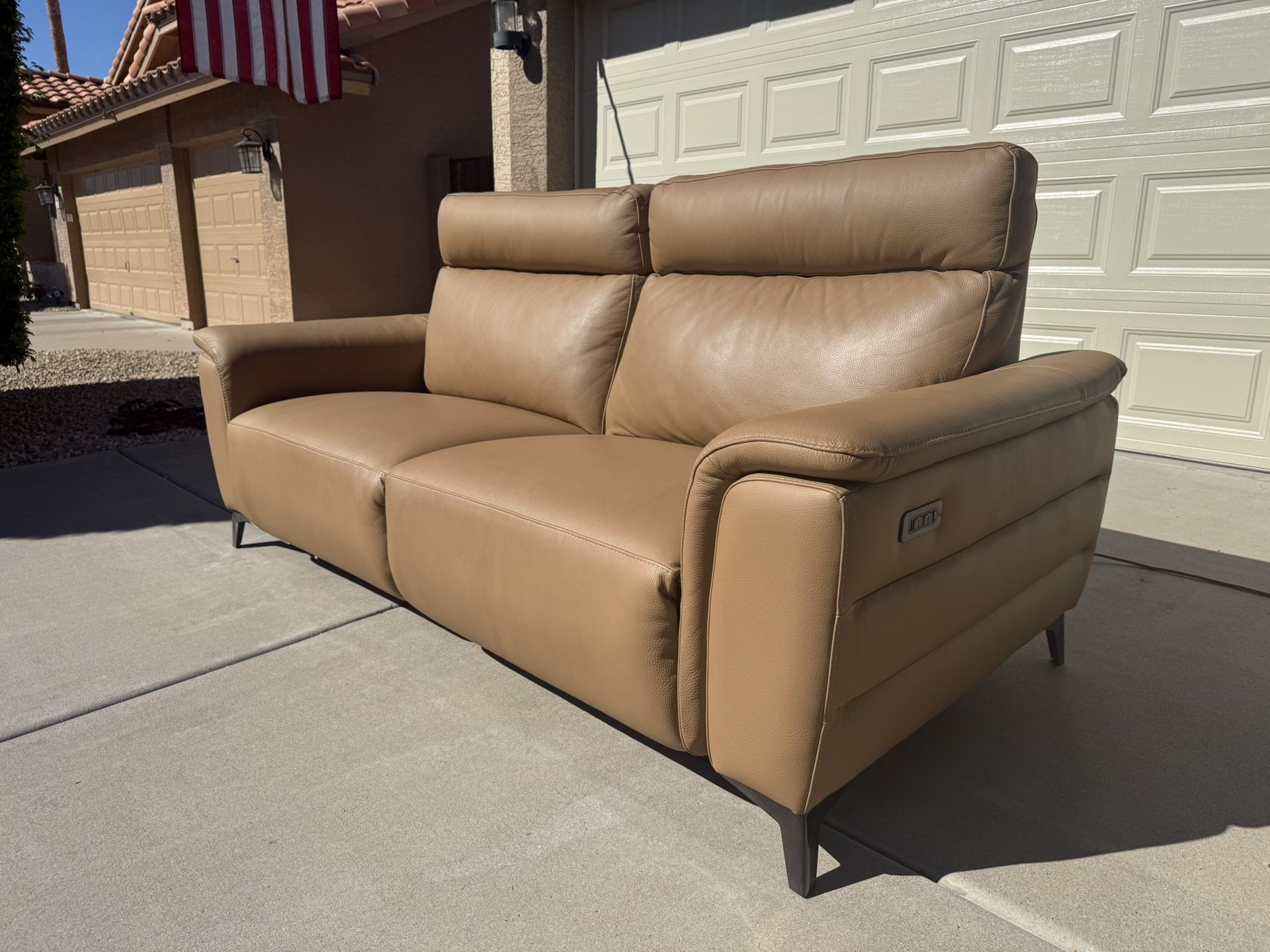 Vitale 2-Seat Power Motion Sofa Made in Italy…Like New!