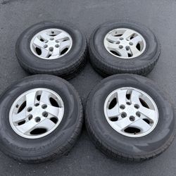 (4) 16” Toyota Wheels 265/70R16 Llantas
