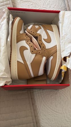 Tennis shoes