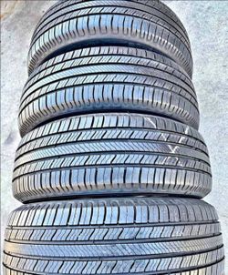 225 65 17 Michelin tires Con 80% de Vida Las 4