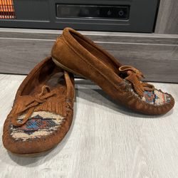 Minnetonka Brown Suede Leather Moccasins With Beaded Accents Size 7