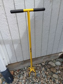 Like New HoundDog Twist Claw Garden Tiller