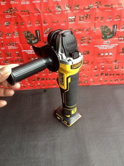 DEWALT 20V MAX XR CORDLESS BRUSHLESS 4.5-IN. SLIDE SWITCH SMALL ANGLE GRINDER WITH KICK BACK BRAKE ( TOOL ONLY  )