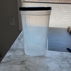 Rubbermaid Container