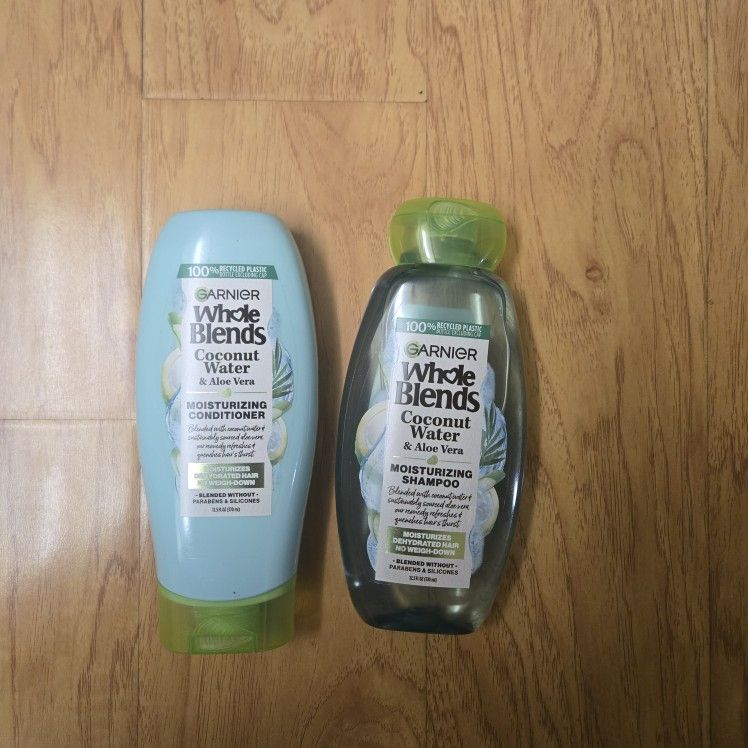 Garnier Moisturizing Shampoo And Conditioner with Coconut Water & Aloe Vera Set