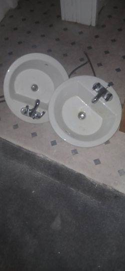 2 small sinks