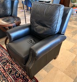 2 Aria Designs Leather Recliners