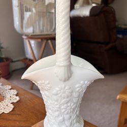 Vintage Westmoreland White Art Glass Daisy Design Basket 10"